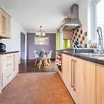 Dwellers Delight Living Ltd Serviced Accommodation, Chigwell, London 3 Bedroom House, Upto 7 Guests, Free Wifi & Parking