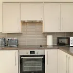 Luxury 5 Star London Apartment - Parking, Garden, Nr Greater London Metro Stations