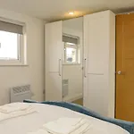 Luxury 5 Star London Apartment - Parking, Garden, Nr Greater London Metro Stations