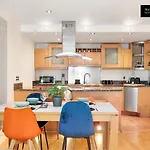 Weekly Or Monthly Stays, London, Canary Wharf - Sleeps 6- 2Bedroom, Free Parking, Serviced Apartment By Maison Christo Property