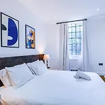 Beautiful 3-Bedroom House Just Minutes From Queen\'S Park Tube