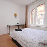 Great Flat Located In Trendy Soho