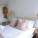 Light Filled Mid- Century 3 Bed Cottage In Dulwich