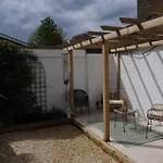 Light Filled Mid- Century 3 Bed Cottage In Dulwich
