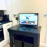 Beautiful One Bedroom Flat In Central Location