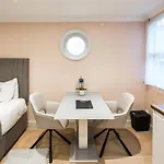 Superb Chelsea Rare Find With Patio 2 Min From Tube