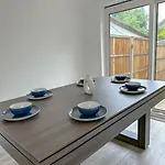Comfortable Stay In 3 Bed House