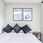 Bright Guest House In Canary Wharf