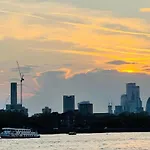 Riverside Premium En Suite Double Room E14