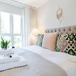 Modern 1 Bedroom Flat Wbalcony Near Canary Wharf