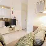 Right By Oval Station 2-Bed Flat ! Free Wifi!