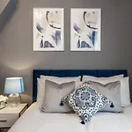 Cosy 4-Bedroom Apartment Next To Borough