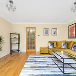 Charming 3 Bedroom House Short Term Rental & Flexible Renting Canary Wharf With Free Wifi & Garden