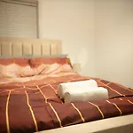 Very Cosy Home Near Westfield, Stratford