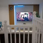 Very Cosy Home Near Westfield, Stratford