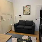Kensington Apartment With 2 Bedrooms 1 Living Room And Patio