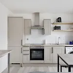 Stylish 2-Bedroom Flat In Walthamstow