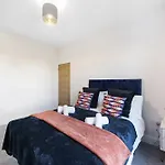 Luxurious House In Wembley - Garden