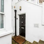 Bright Clapham Apartment