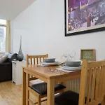 Beautiful 1 Bed Apartment With Living Room