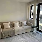6 Bedroom In A 3 Apartment Building Complex, Great For Large Group Bookings, Central London Location