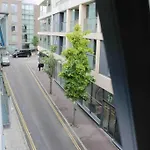 6 Bedroom In A 3 Apartment Building Complex, Great For Large Group Bookings, Central London Location