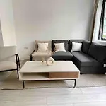 6 Bedroom In A 3 Apartment Building Complex, Great For Large Group Bookings, Central London Location