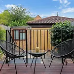 Charming 3 Bedroom House Short Term Rental & Flexible Renting Canary Wharf With Free Wifi & Garden