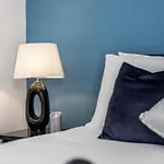 Cosy 4-Bedroom Apartment Next To Borough