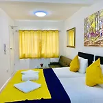 London Studio Apartments, Private Bathroom, Kitchenette, Parking, Np3