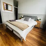 Stunning Holland Park 2 Bedroom - Sleeps 6