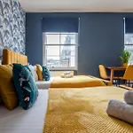 Brand New The Palms: Luxury Family Residence