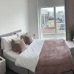 Contemporary Urban Retreat, 2-Bedroom Haven By London City Airport