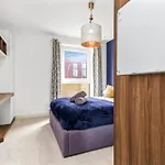 Stylish Surrey Quays Apartment - 10 Mins From Station