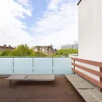 Modern Central 3 Bedroom Townhouse By Wild Roses