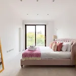 Modern Central 3 Bedroom Townhouse By Wild Roses