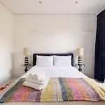 Modern Central 3 Bedroom Townhouse By Wild Roses