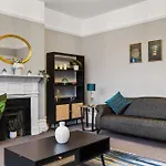 Parea Living - Leytonstone, 2-Bedroom Serviced Apartment, Free Parking, Remote Working