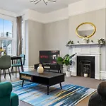 Parea Living - Leytonstone, 2-Bedroom Serviced Apartment, Free Parking, Remote Working