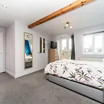 Pass The Keys - Wonderful Family Home In Earlsfield