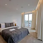 Kings Cross 2 Bed With City Views, Ac, Balcony