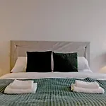 Kings Cross 2 Bed With City Views, Ac, Balcony