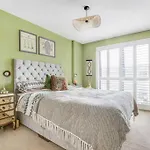Stylish 2-Bed - Check Profile