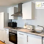 Last-Minute Specials L Premium Deal On 2 Double Bed Apartment For 6 Guests L Best Deals L Hofin Stays Short Lets & Serviced Accommodation