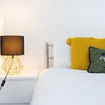 Modernised 3 Bed Pad Near Trendy Shoreditch Ground Floor With Balcony
