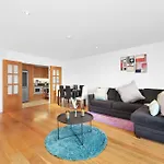 Sleeps 8, Parking, River Views, Chelsea 3 Bdr Apt