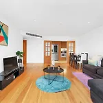 Sleeps 8, Parking, River Views, Chelsea 3 Bdr Apt