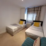 Budget Spacious Flat Fits 5 People In W2