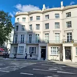 Budget Spacious Flat Fits 5 People In W2