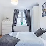 Stylish 3-Bed Apartment In Clerkenwell Within Walking Distance To Tube Stations